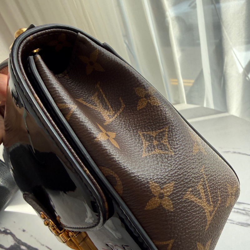 lv復古很有型 漆皮斜背包-8