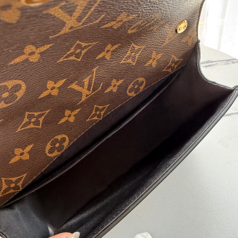 lv復古很有型 漆皮斜背包-10