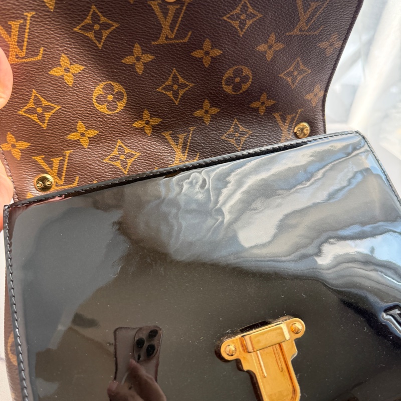 lv復古很有型 漆皮斜背包-11