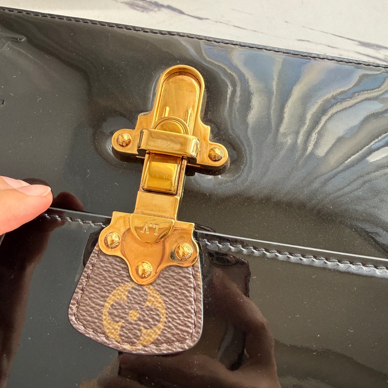 lv復古很有型 漆皮斜背包-12