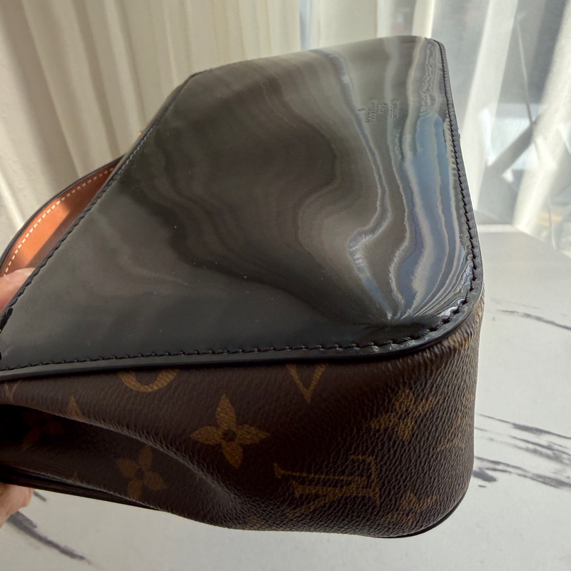 lv復古很有型 漆皮斜背包-14