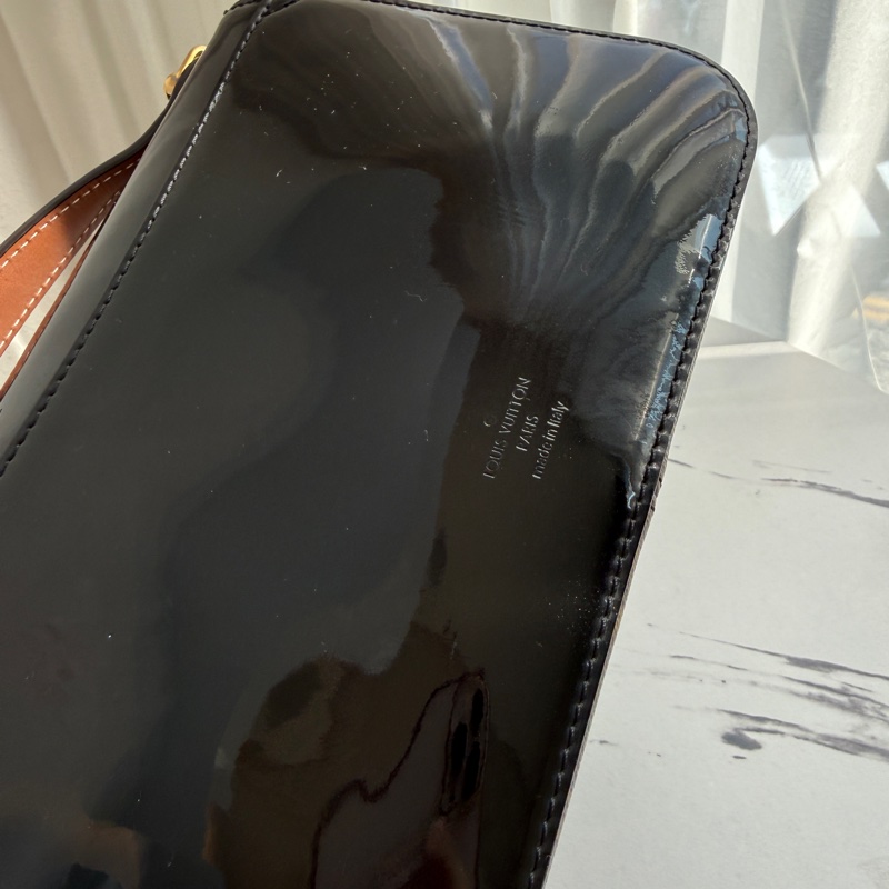 lv復古很有型 漆皮斜背包-15