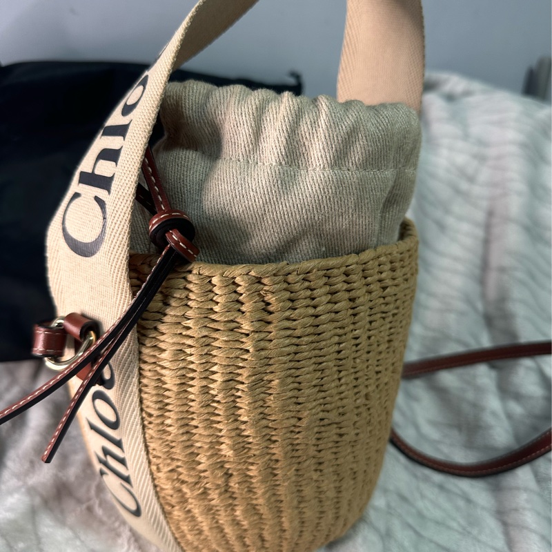 Chioe 包包 編織拼帆布 Woody Saffia Basket Bag 小號束口手提水桶包-6