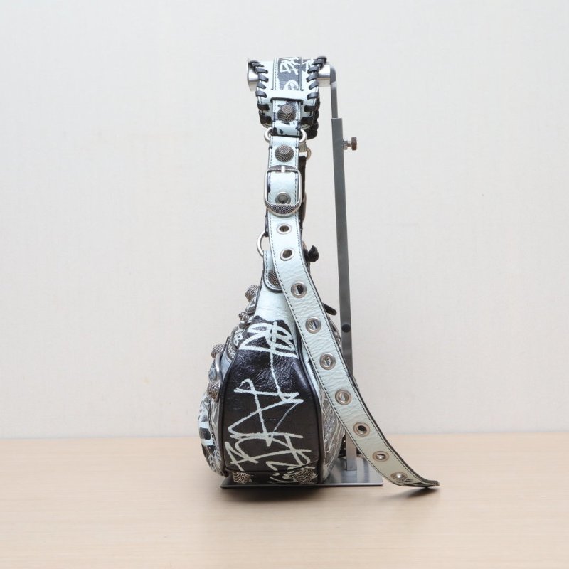 BALENCIAGA LeCagole機車月牙包xs圖案羊皮肩背包-2