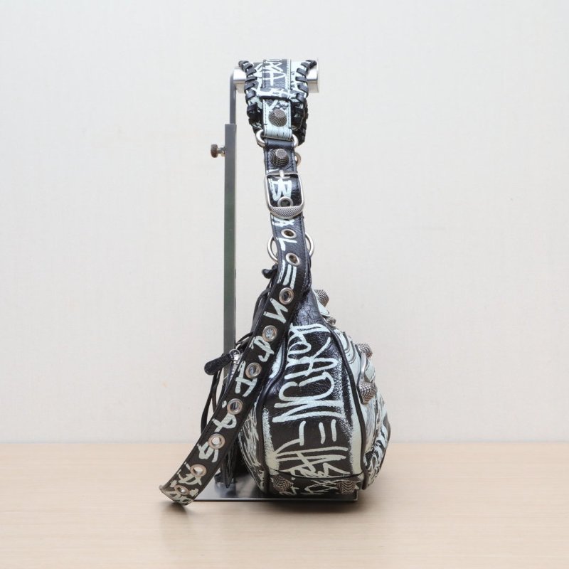 BALENCIAGA LeCagole機車月牙包xs圖案羊皮肩背包-3