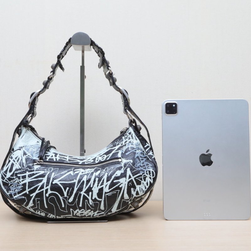 BALENCIAGA LeCagole機車月牙包xs圖案羊皮肩背包-4