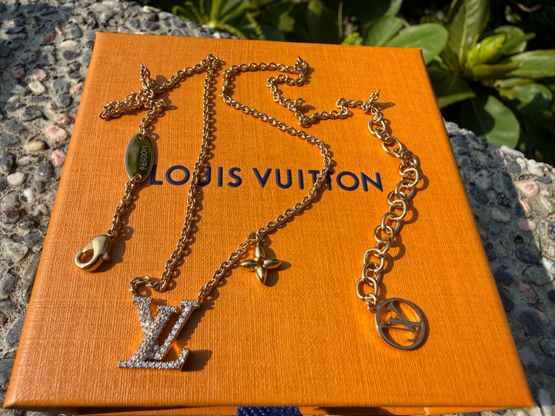 全新LV lconic金色字母水鑽項鍊M00596-0