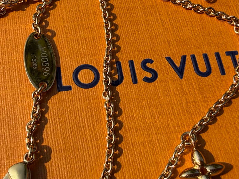 全新LV lconic金色字母水鑽項鍊M00596-1