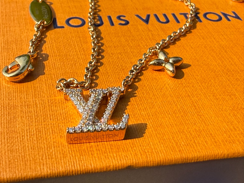 全新LV lconic金色字母水鑽項鍊M00596-2