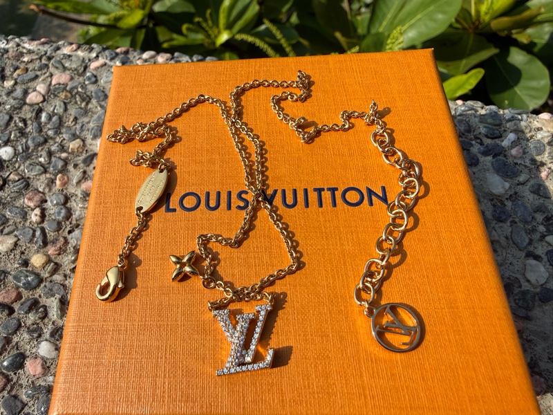 全新LV lconic金色字母水鑽項鍊M00596-7