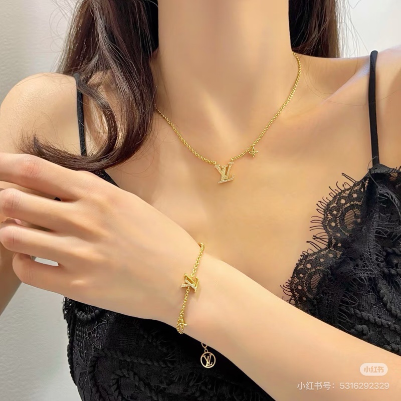 全新LV lconic金色字母水鑽項鍊M00596-8