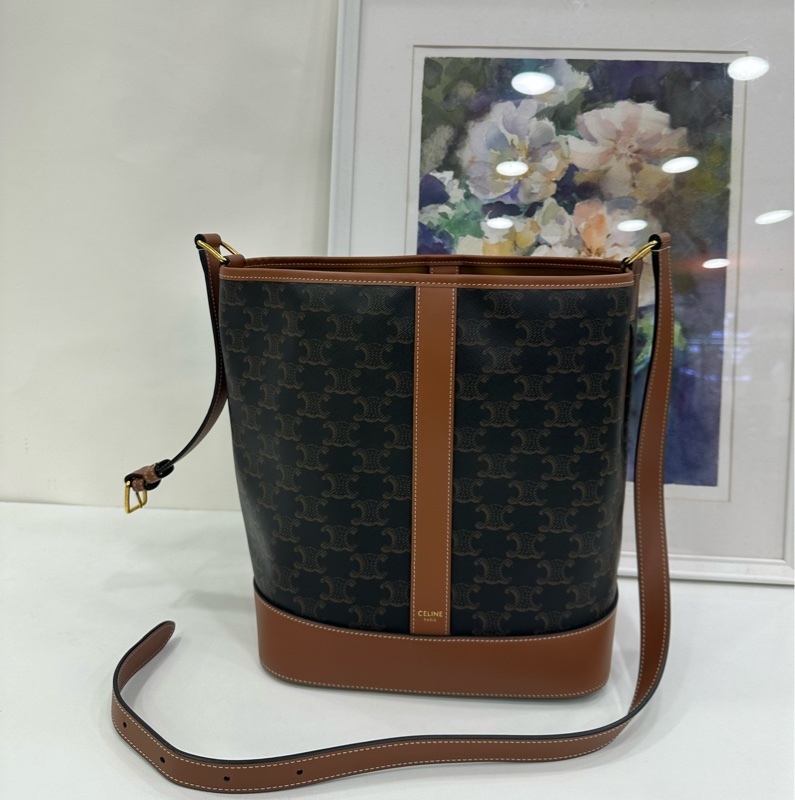 CELINE賽琳，Triomphe經典老花滿印中型水桶肩斜背包，24年份-1