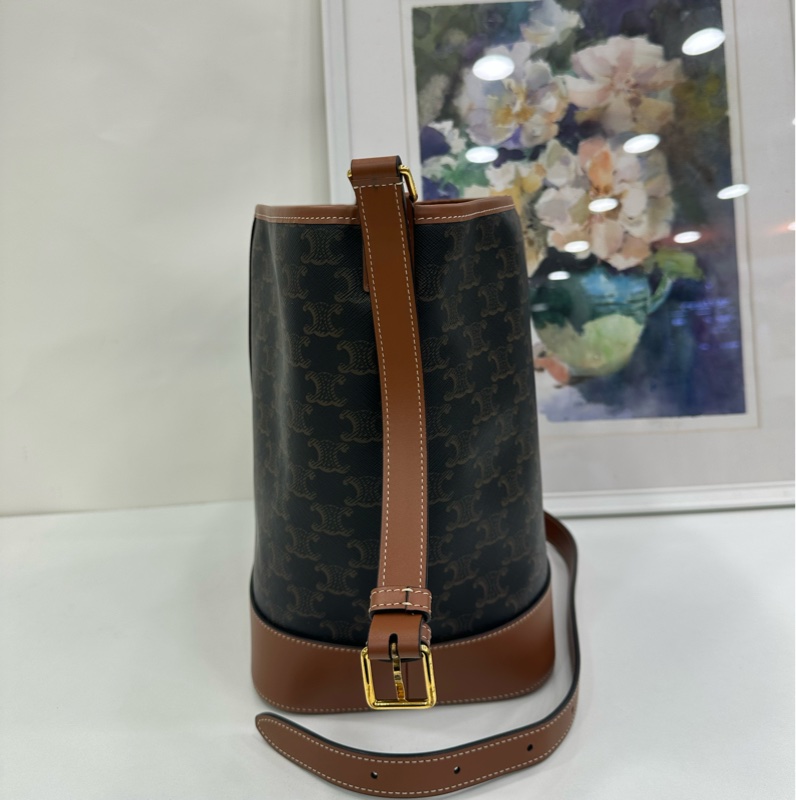 CELINE賽琳，Triomphe經典老花滿印中型水桶肩斜背包，24年份-4