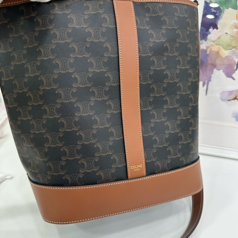 CELINE賽琳，Triomphe經典老花滿印中型水桶肩斜背包，24年份-6