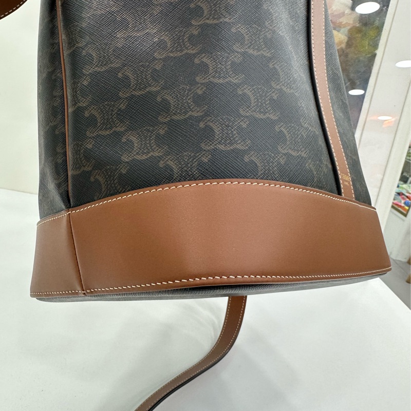 CELINE賽琳，Triomphe經典老花滿印中型水桶肩斜背包，24年份-7