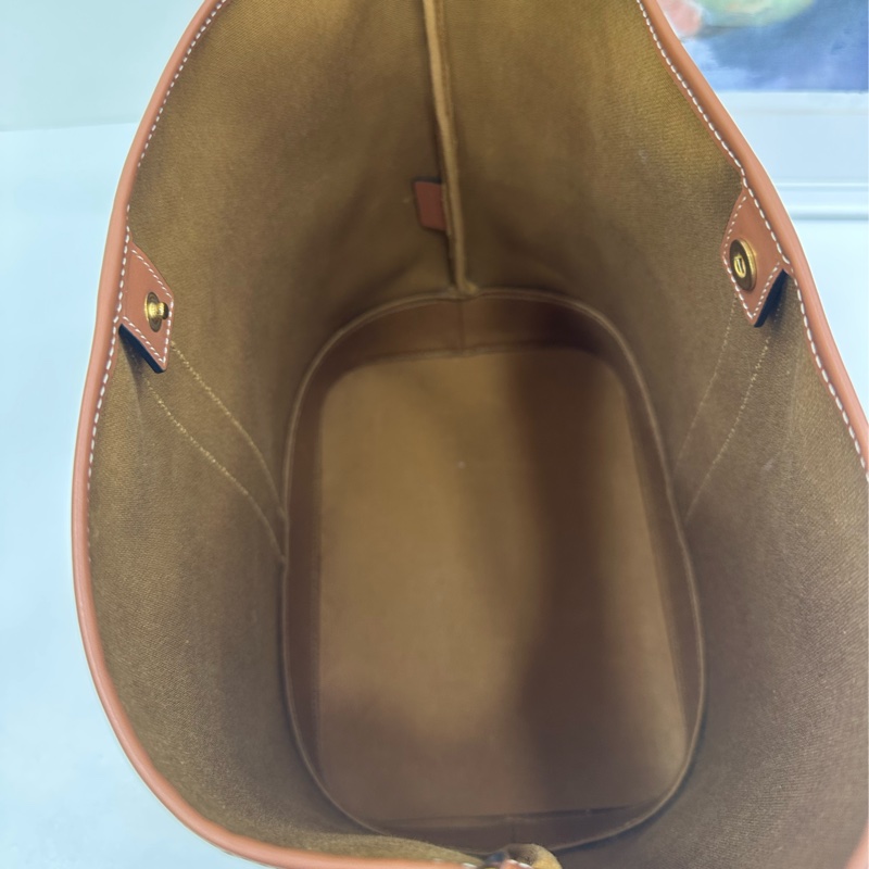 CELINE賽琳，Triomphe經典老花滿印中型水桶肩斜背包，24年份-8