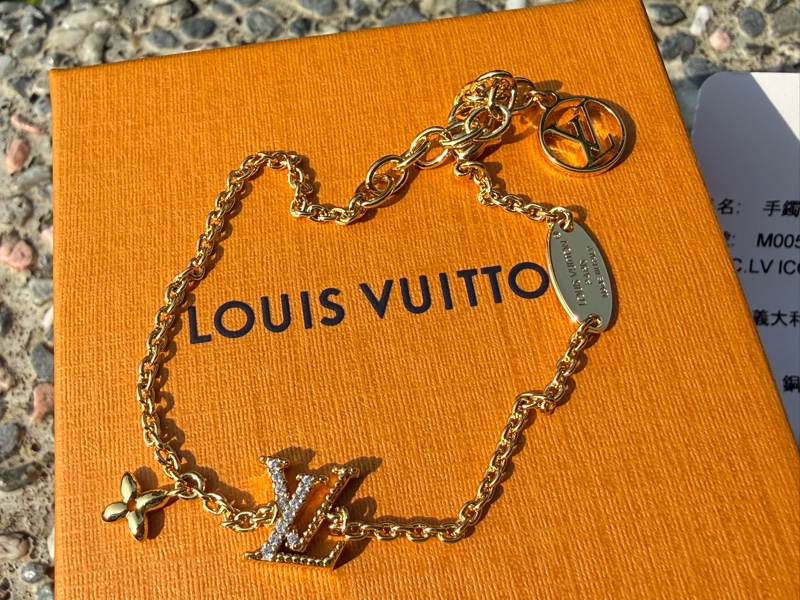 全新LV lconic金色字母水鑽手鍊M00587-1
