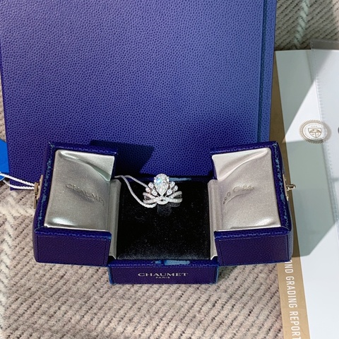 Chaumet尚美巴黎2.01克拉加冕·鷺羽系列梨形切鑽戒50號，主鑽：2.01 carat，顏色：E，淨度：VVS2，2022年購入