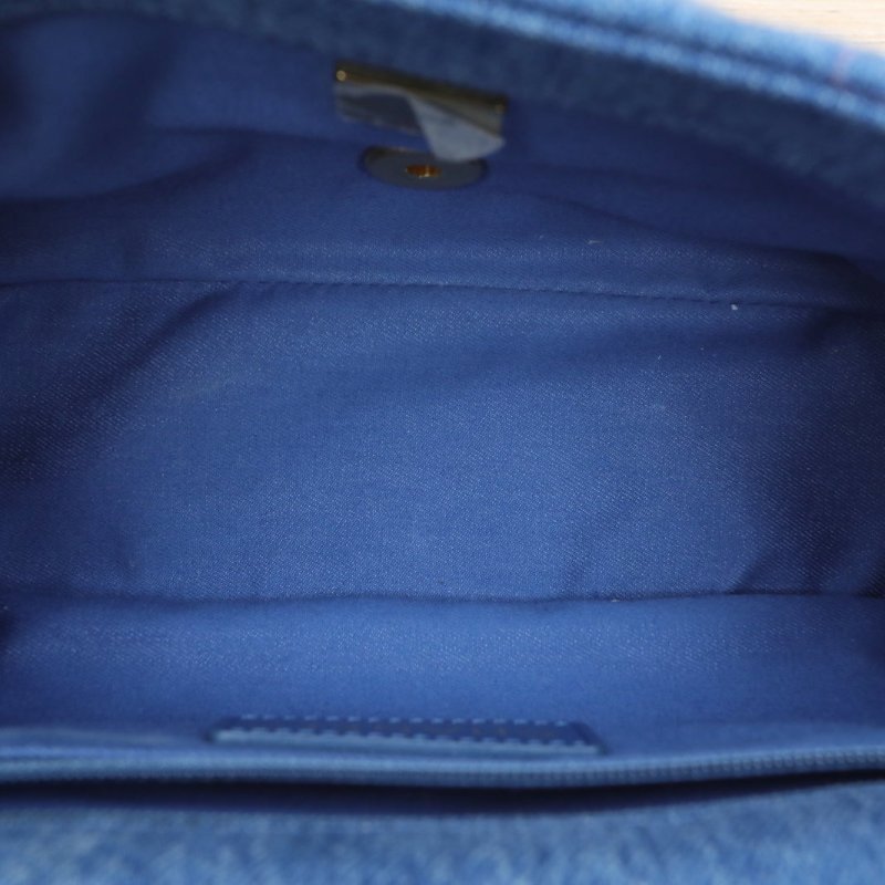 CHANEL 22PCF口蓋包藍色牛仔晶片開金扣LOGO印花肩背包-2