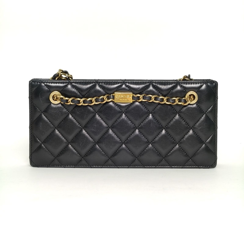 CHANEL 黑色羊皮晶片金扣24K橫版法棍包LOGO吊墜皮穿鏈-2