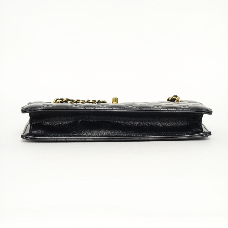 CHANEL 黑色羊皮晶片金扣24K橫版法棍包LOGO吊墜皮穿鏈-3