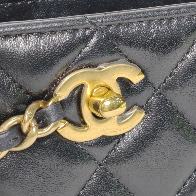 CHANEL 黑色羊皮晶片金扣24K橫版法棍包LOGO吊墜皮穿鏈-4