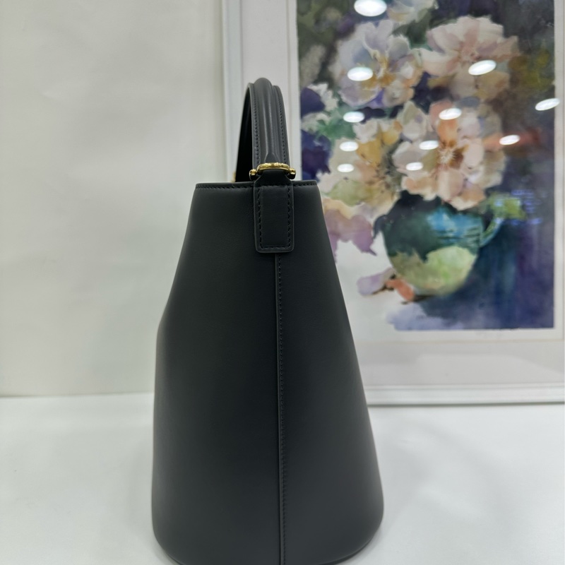 CELINE賽琳 LOUISE中號黑金凱旋門水桶包-4