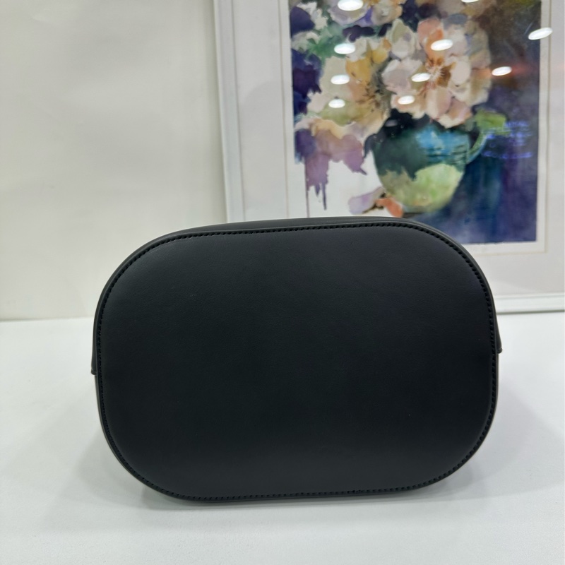 CELINE賽琳 LOUISE中號黑金凱旋門水桶包-8