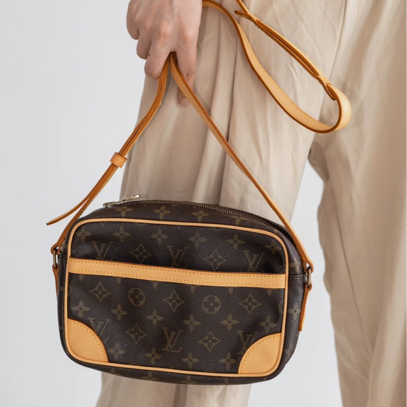 Louis Vuitton • 經典老花相機包 26-0