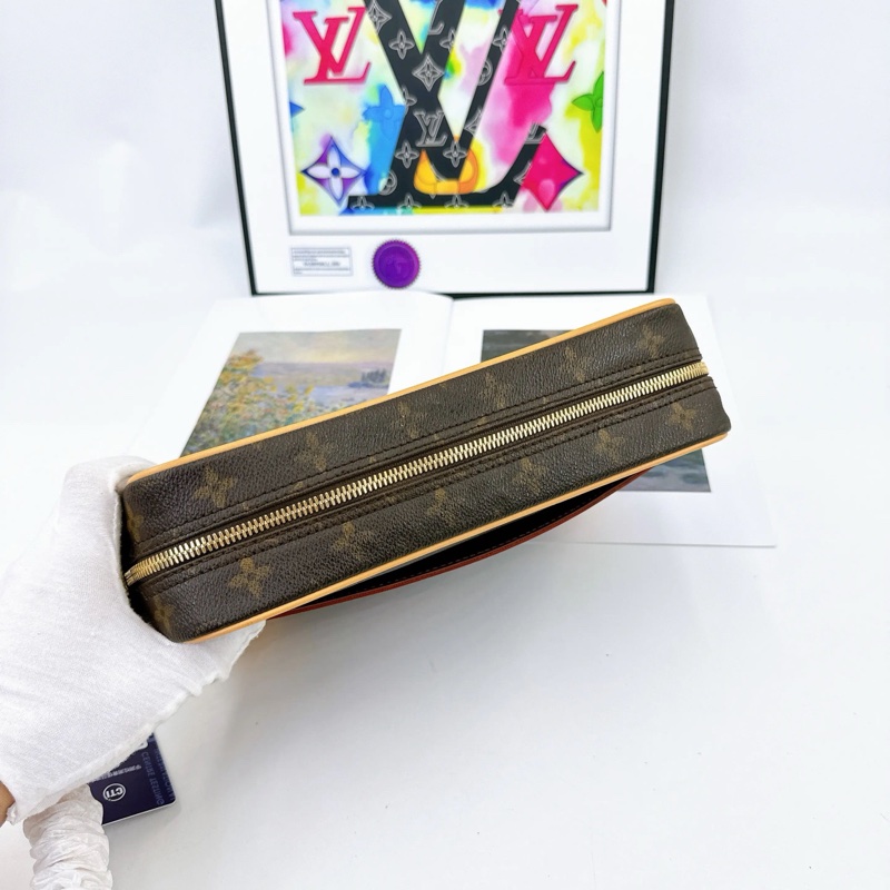 Louis Vuitton • 經典老花相機包 26-6