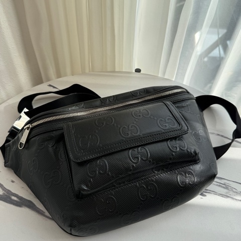 Gucci 胸包很輕也大