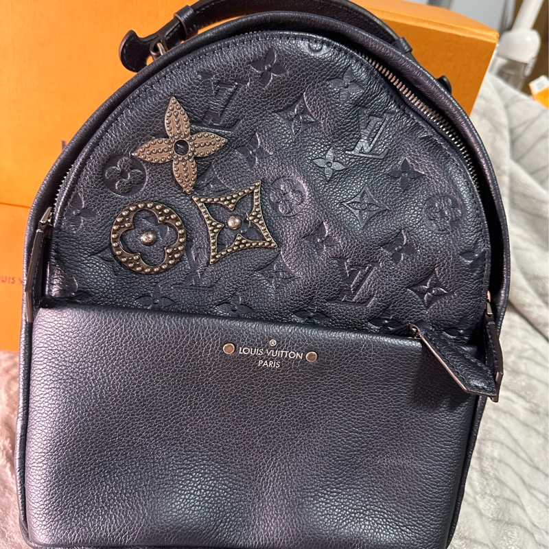 LV 海軍藍牛皮壓紋老花裝飾釦後背包-0