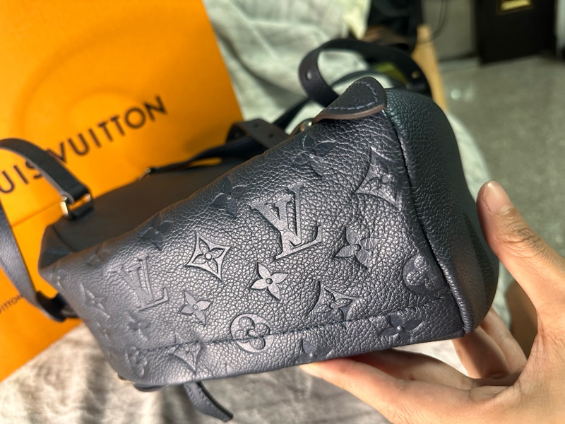 LV 海軍藍牛皮壓紋老花裝飾釦後背包-3