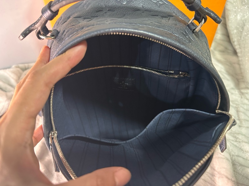 LV 海軍藍牛皮壓紋老花裝飾釦後背包-5