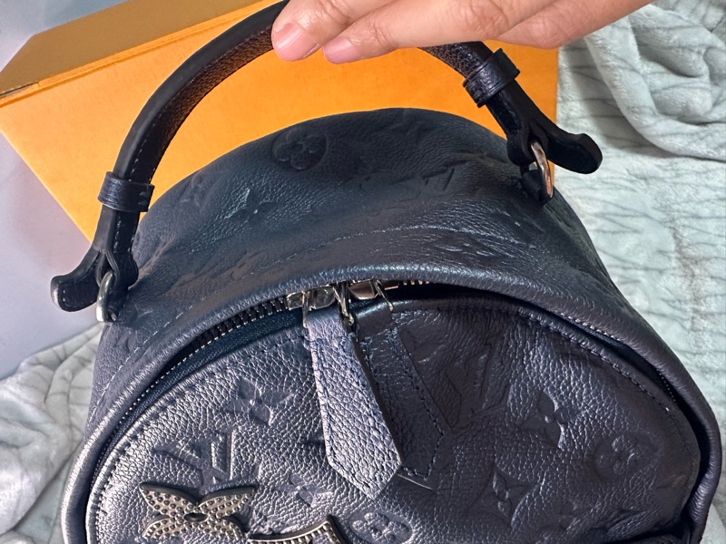 LV 海軍藍牛皮壓紋老花裝飾釦後背包-6