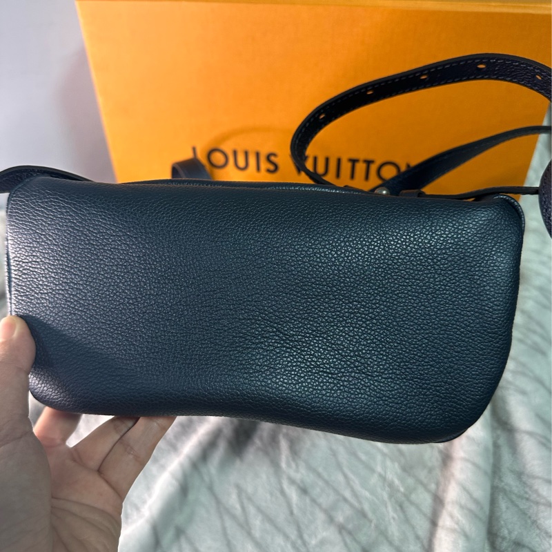 LV 海軍藍牛皮壓紋老花裝飾釦後背包-9