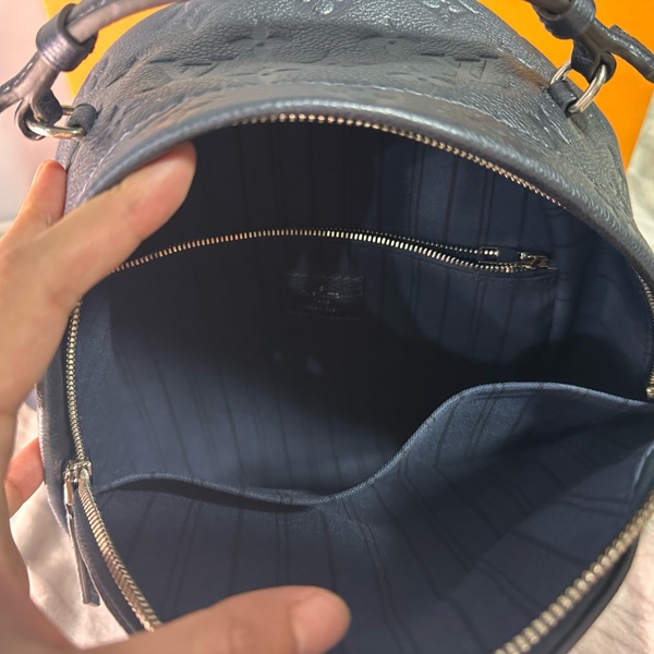 LV 海軍藍牛皮壓紋老花裝飾釦後背包-10