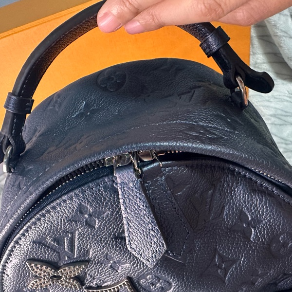 LV 海軍藍牛皮壓紋老花裝飾釦後背包-11