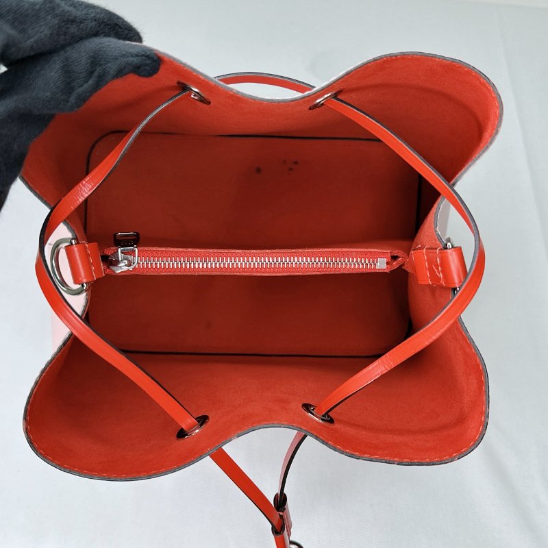 LV 粉色EPI水波紋水桶包-7