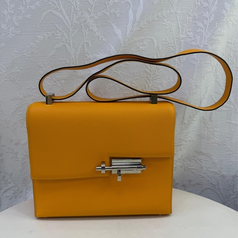 這款手袋是Hermès 的Verrou 21，採用了標誌性的門閂鎖