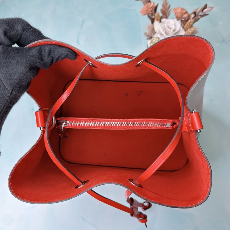LV 粉色水波紋水桶包-4