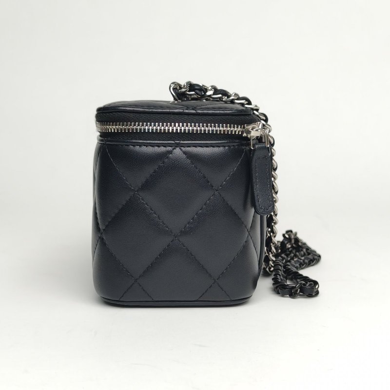 CHANEL 長盒子化妝包黑色羊皮鐳射標漸變雙C金屬扣肩背包-1