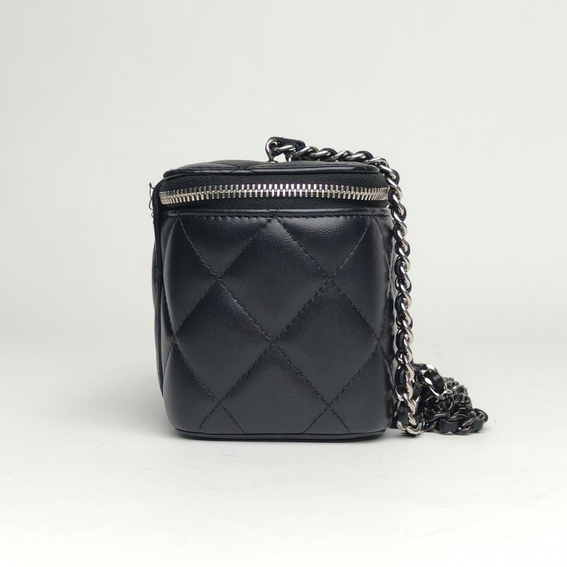 CHANEL 長盒子化妝包黑色羊皮鐳射標漸變雙C金屬扣肩背包-3