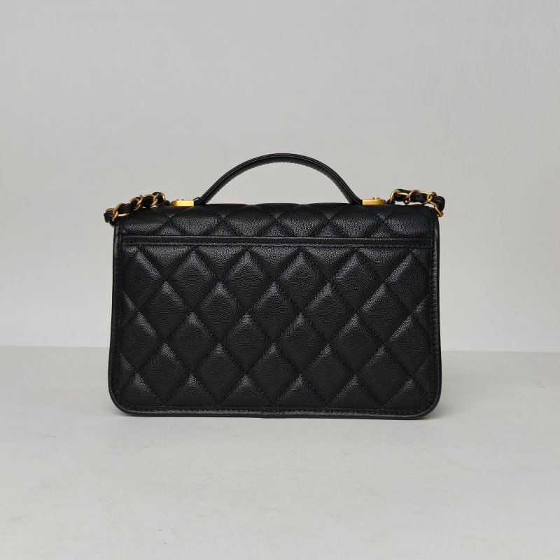 CHANEL 22K手柄郵差包25黑色荔枝牛皮晶片金扣肩背包-2