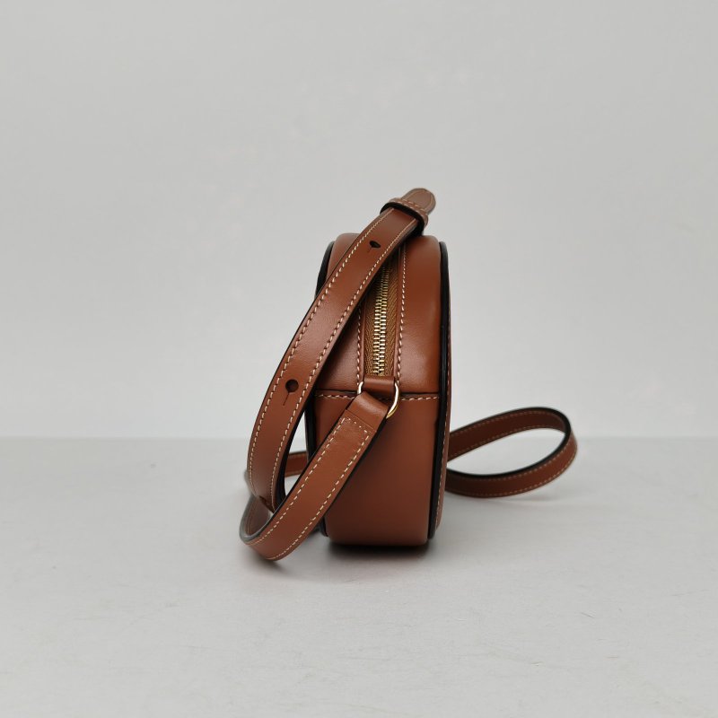 CELINE 凱旋門浮雕月餅包小號焦糖色牛皮金扣肩背包-1