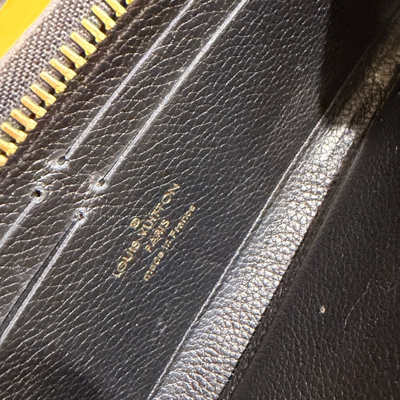 LV clemence 8卡黑牛皮長夾-22