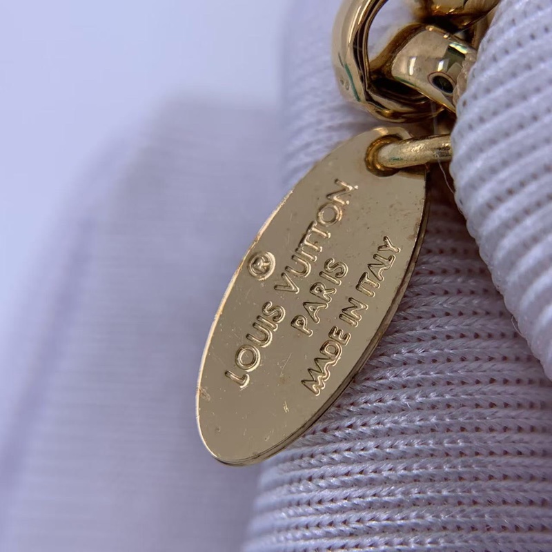 二手 LV 水晶球鑰匙扣，正常使用痕跡，如圖-10