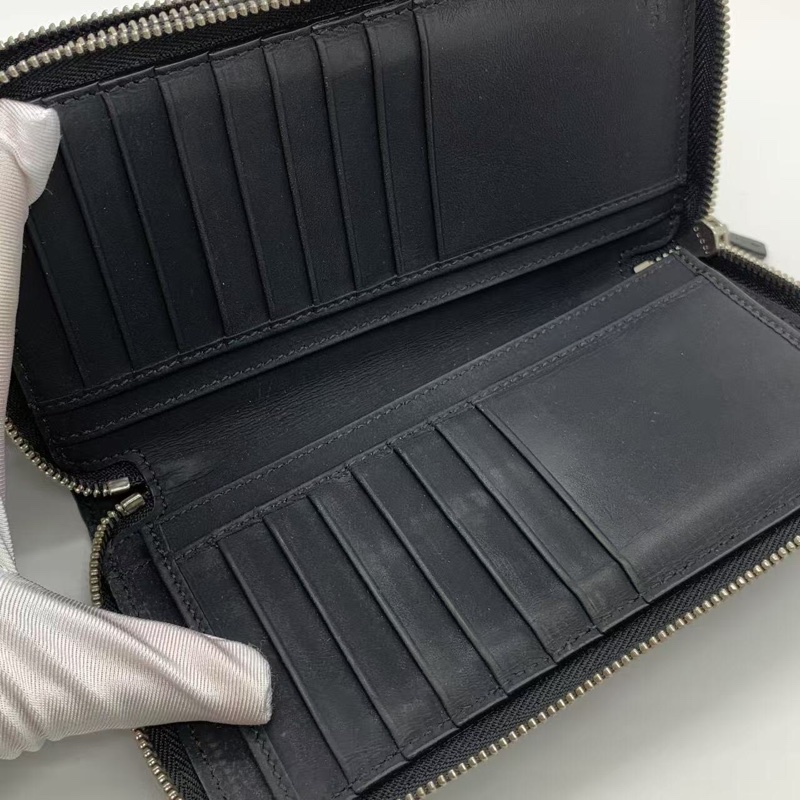 二手 gucci 男士錢包黑色，正常使用痕跡，邊角五金磨損，如圖-4