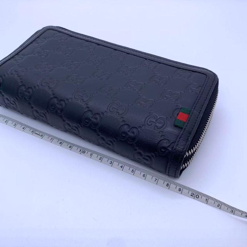 二手 gucci 男士錢包黑色，正常使用痕跡，邊角五金磨損，如圖-10