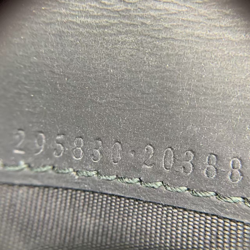 二手 gucci 男士錢包黑色，正常使用痕跡，邊角五金磨損，如圖-13